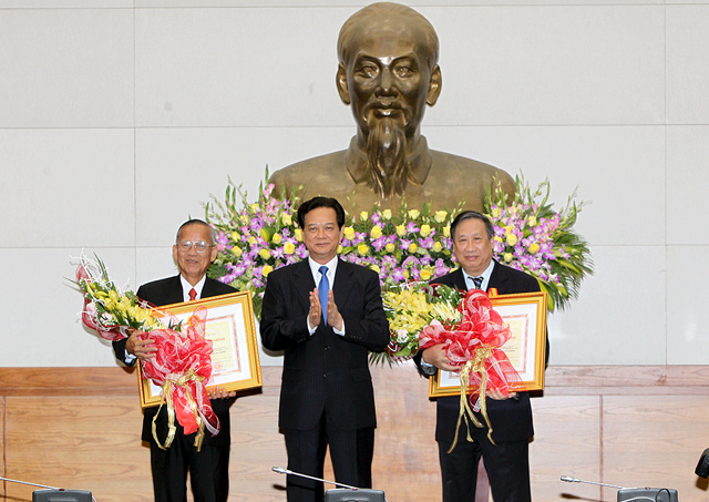 Thủ tướng trao huân chương Hồ Chí Minh cho 2 Phó Thủ tướng