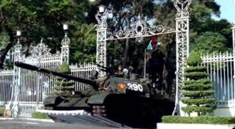 Xe tăng quân đội ta húc đổ cổng dinh Độc Lập ngày 30/4/1975