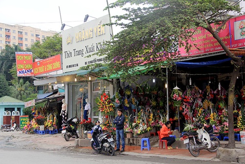 Các cửa hàng chiếm hết vỉa hè để kinh doanh trên đường Nguyễn Phong Sắc kéo dài 