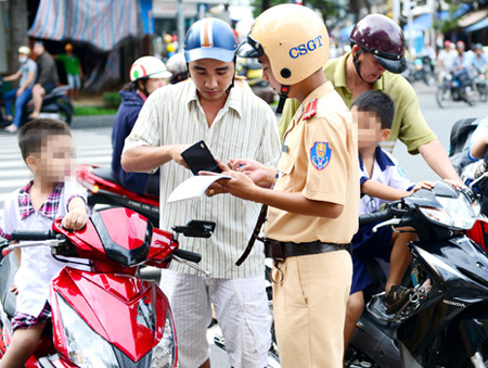 Cảnh sát giao thông không phạt người đội mũ bảo hiểm rởm