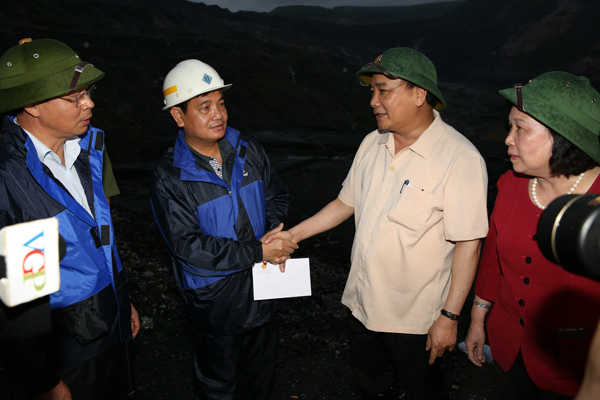 Phó Thủ tướng Nguyễn Xuân Phúc thăm hỏi động viên cán bộ, công nhân Công ty than Hà Tu