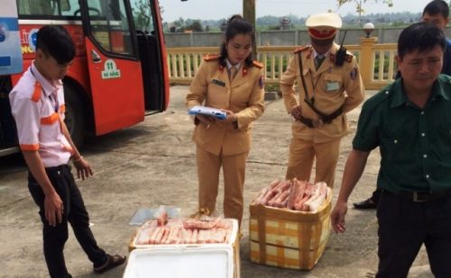 Bắt quả tang xe khách chở 180 kg thịt gà ôi thiu đang trên đường ra Hà Nội tiêu thụ
