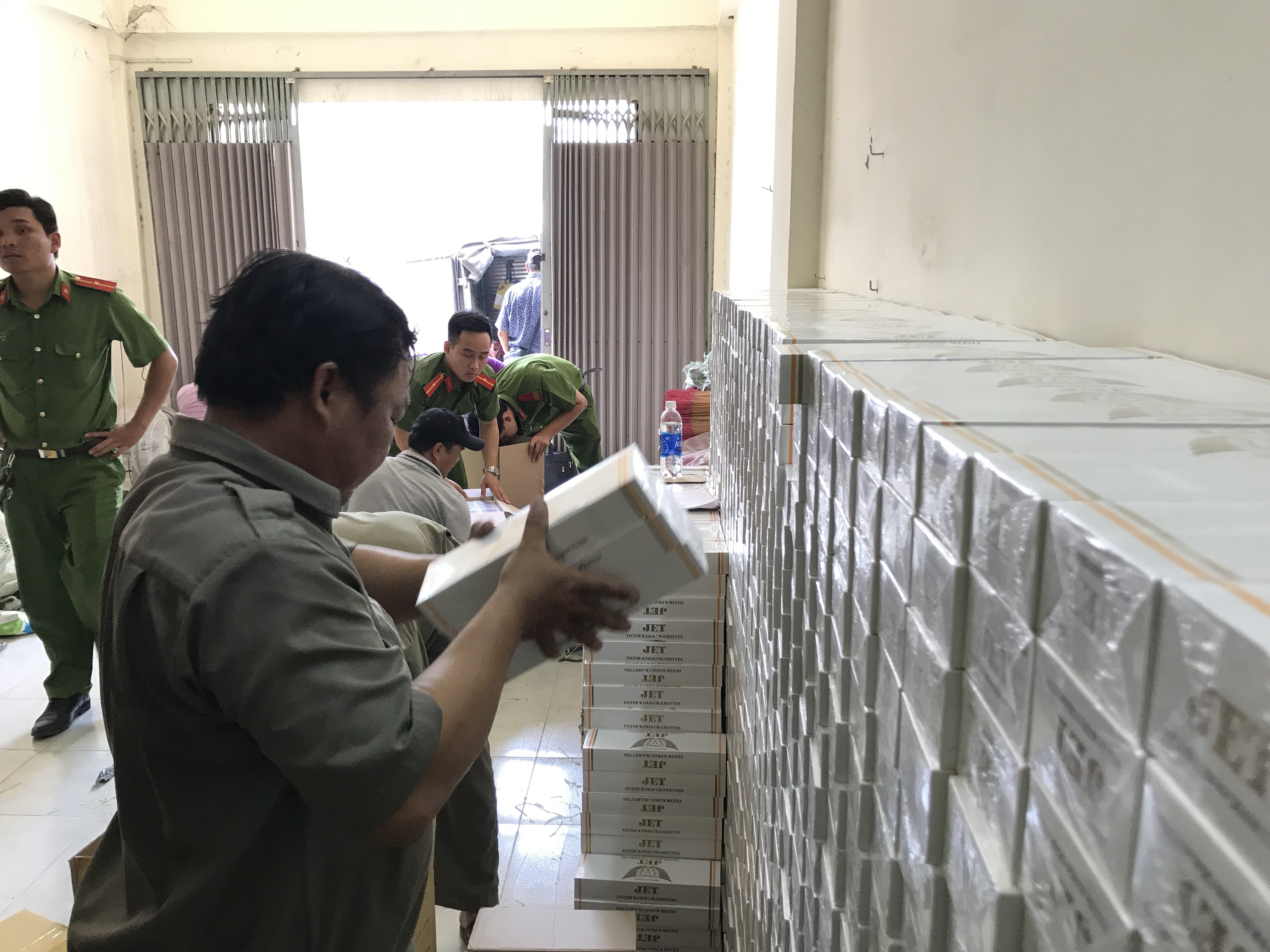 TP HCM: Bắt giữ cơ sở tàng trữ 16.000 gói thuốc lá điếu nhập lậu
