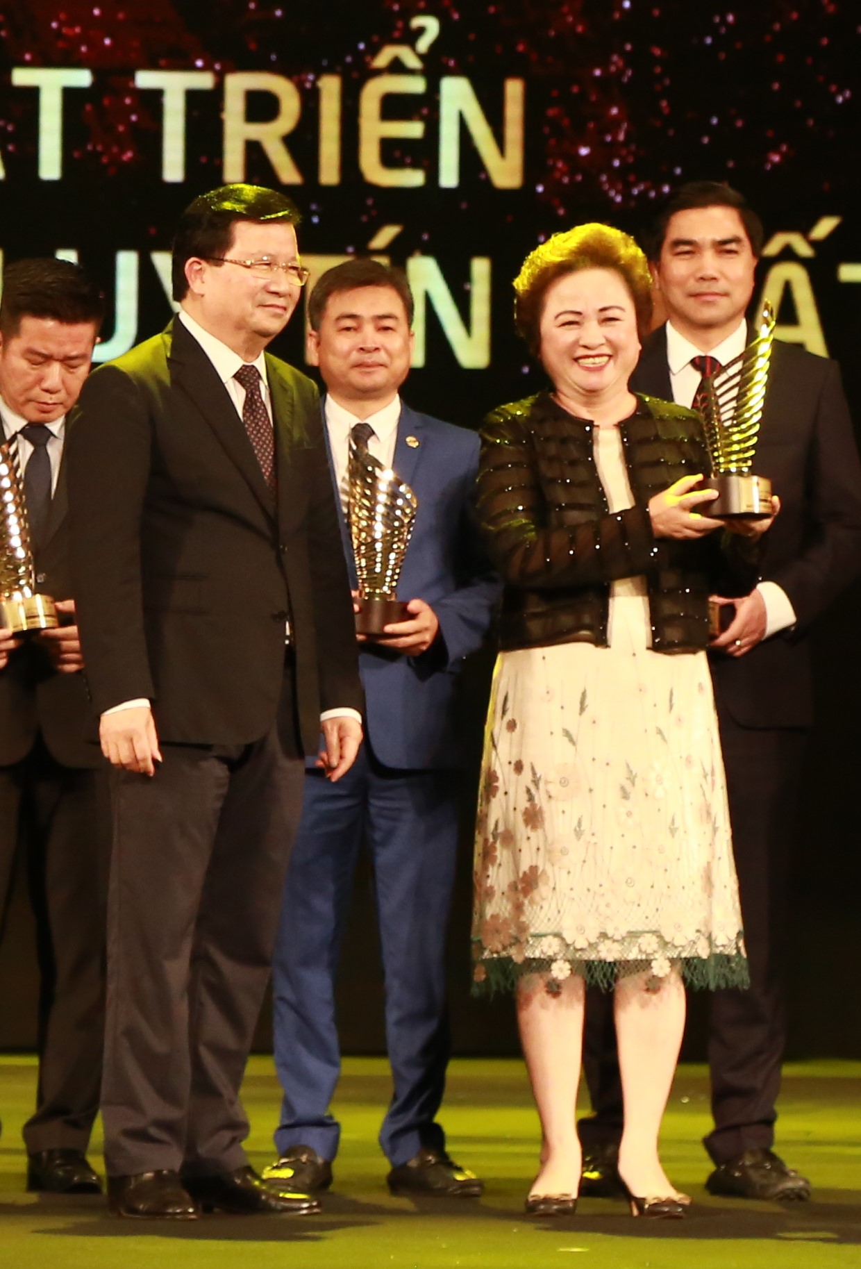 Madame Nguyễn Thị Nga, Chủ tịch Tập đoàn BRG đón nhận danh hiệu Nhà phát triển Bất động sản Uy tín nhất