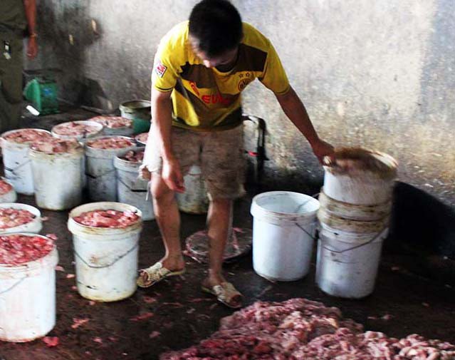 Phát hiện cơ sở nấu mỡ động vật bẩn kinh hoàng tại Đồng Nai