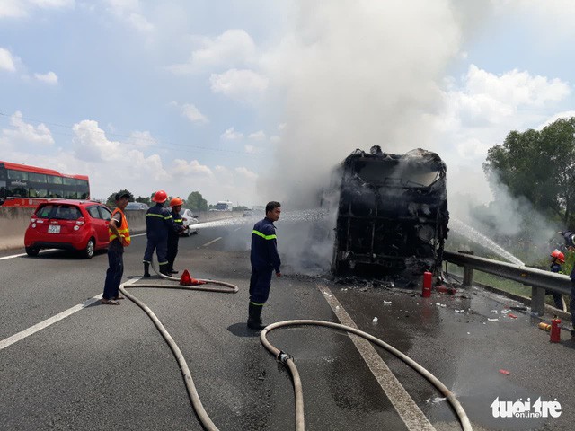 Xe khách bốc cháy trên cao tốc, hơn 20 hành khách thoát chết trong gang tấc
