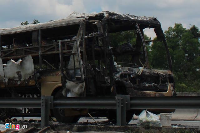 Xe khách bốc cháy trên cao tốc, hơn 20 hành khách thoát chết trong gang tấc