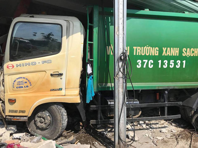 Nghệ An: Ô tô chở rác bất ngờ tông vào nhà dân khiến 3 người bị thương nặng 