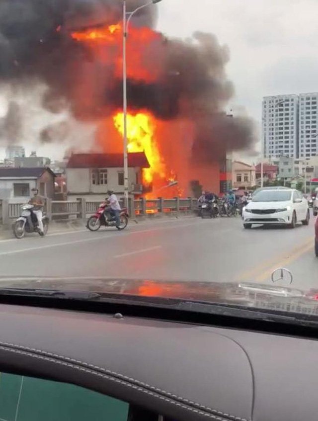 Cháy lớn ở chân cầu Vĩnh Tuy, quận Long Biên khiến một người tử vong