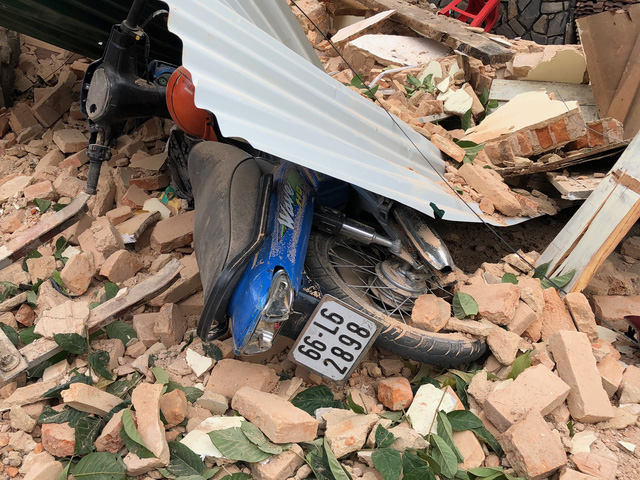Lâm Đồng: Đang tháo dỡ căn nhà, bất ngờ bức tường đổ sập khiến 3 công nhân bị thương