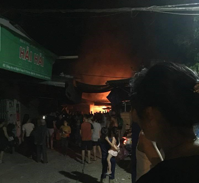 Nghệ An: Chợ cháy dữ dội trong đêm khiến nhiều ki ốt và hàng hóa bị thiêu rụi