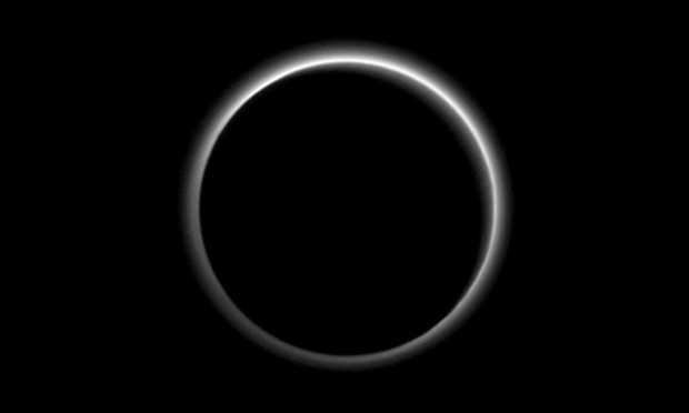 Hình ảnh bầu khí quyển của Sao Diêm Vương được ghi lại khi tàu New Horizons đã đi qua được 2 triệu km