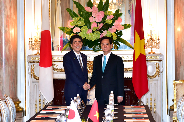 Thủ tướng Nguyễn Tấn Dũng và Thủ tướng Shinzo Abe quan ngại sâu sắc tình hình Biển Đông
