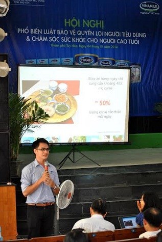 Ông Nguyễn Trường Song Pha, đại diện Ngành hàng sữa nước đã giới thiệu đến người cao tuổi thông tin về sản phẩm Sữa tiệt trùng Flex  không Lactoza.