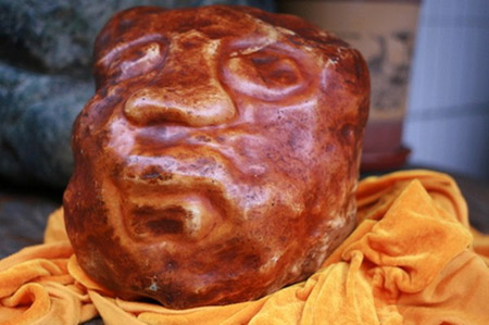Hòn đá quý có hình mặt người được phát hiện tại Trung Quốc