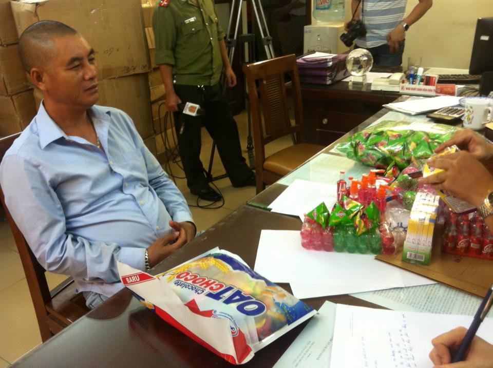 Đại diện chủ số hàng hơn 76 nghìn sản phẩm bánh kẹo kèm theo đồ chơi nghi độc hại cho trẻ em đang trên đường vào thị trường Hà Nội