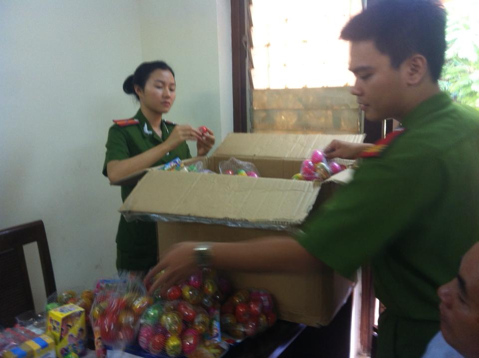 Lực lượng công an kiểm đếm số sản phẩm bánh kẹo kèm theo đồ chơi cho trẻ em nghi độc hại