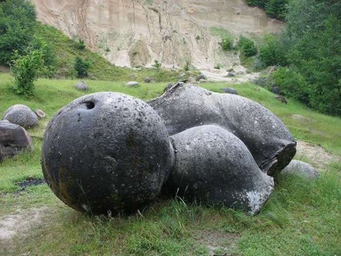 Hòn đá kỳ lạ này có tên là trovant nghĩa là 'cát xi măng'