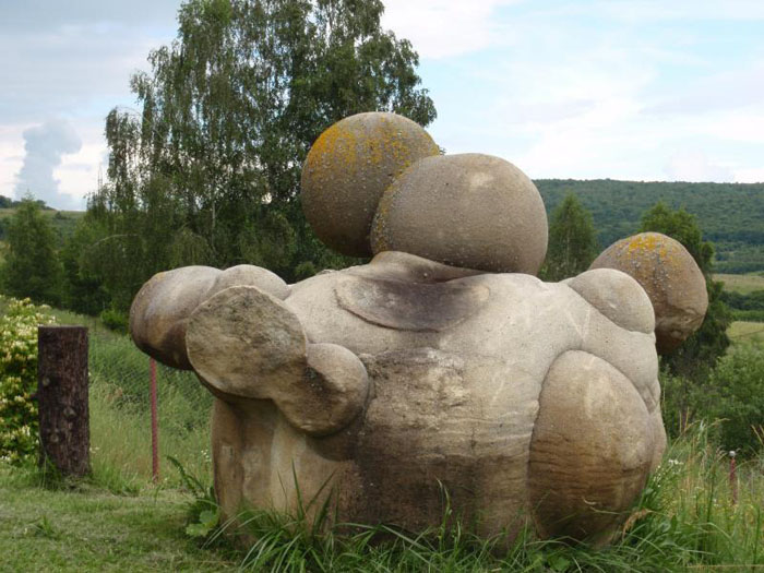 Hòn đá kỳ lạ ở Romania lớn lên như nấm sau mưa