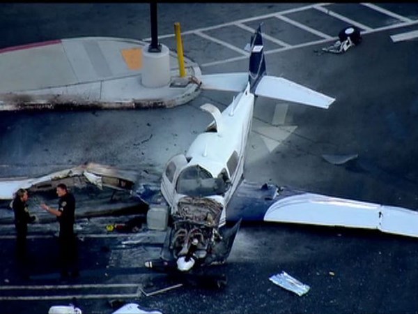 Chiếc máy bay tư nhân đã cố hạ cánh xuống sân bay Montgomery Field gần đó. Trước khi rơi xuống đất, máy bay đâm vào nóc tòa nhà, cột đèn chiếu sáng, rồi mới đâm vào bãi đỗ xe.