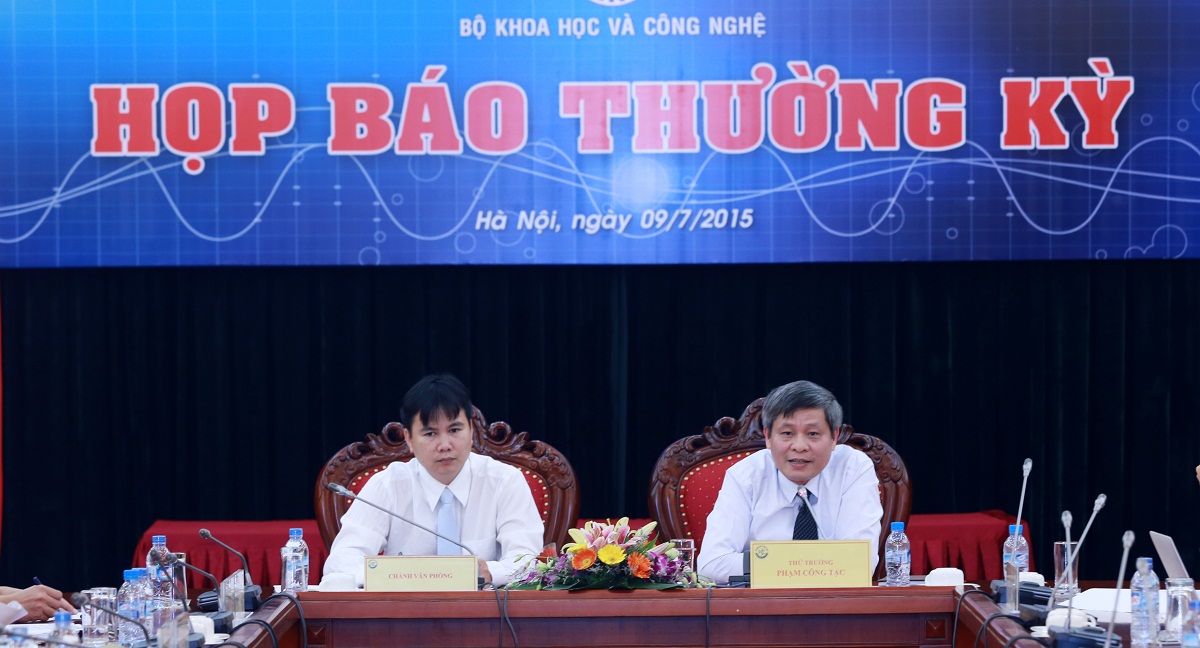 Thứ trưởng Bộ KH&CN Phạm C&ocirc;ng Tạc dự v&agrave; chủ tr&igrave; buổi họp b&aacute;o thường kỳ Bộ KH&CN