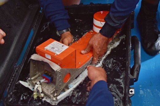 Thiết bị ghi dữ liệu hành trình của chuyến bay QZ8501 được đặt vào một thùng trong suốt chứa nước ngọt khi tới sân bay ở Pangkalan Bun, trước khi được bàn giao cho người đứng đầu Ủy ban An toàn Giao thông Quốc gia Indonesia