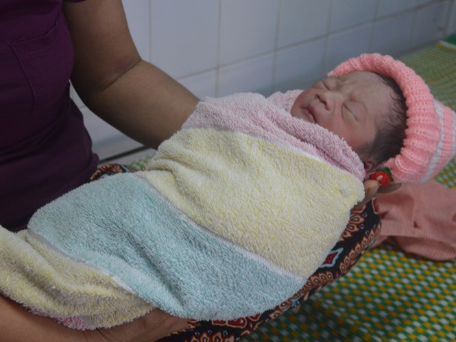 Cháu bé sơ sinh vừa lọt lòng mẹ đã bị bỏ rơi hiện đang được chăm sóc tại Bệnh viện đa khoa khu vực Quảng Nam