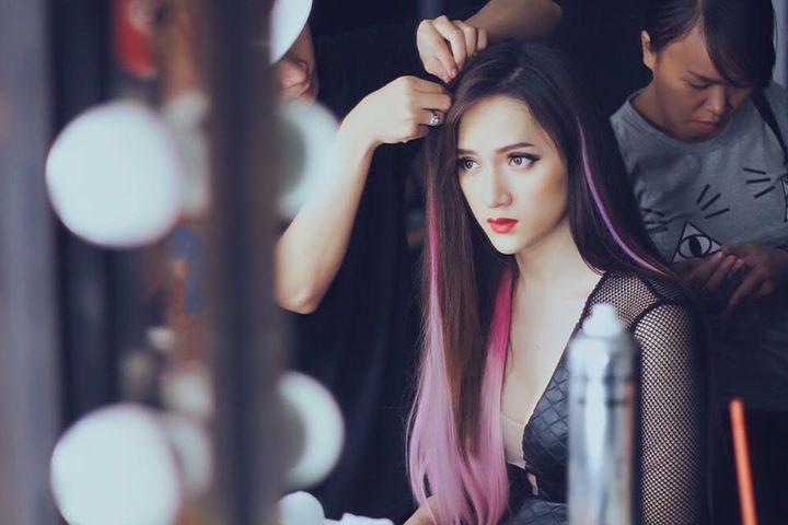 Một cảnh trong hậu trường MV Ai đẹp nhất đêm nay của nữ ca sĩ 