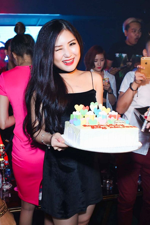 Hương Tràm tổ chức sinh nhật sớm vì chuẩn bị lên đường lưu diễn Hương Tràm tổ chức sinh nhật sớm vì chuẩn bị lên đường lưu diễn