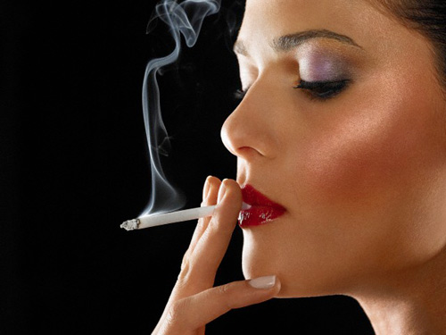 Hút thuốc có thể gây vô sinh ở phụ nữ 