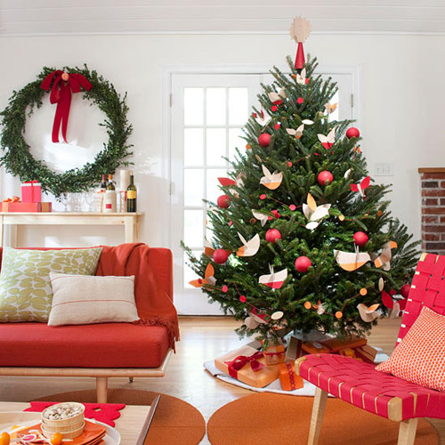 Cách trang trí cây thông Noel hiện đại thường làm nổi bật được vẻ đẹp tự nhiên của cây thông