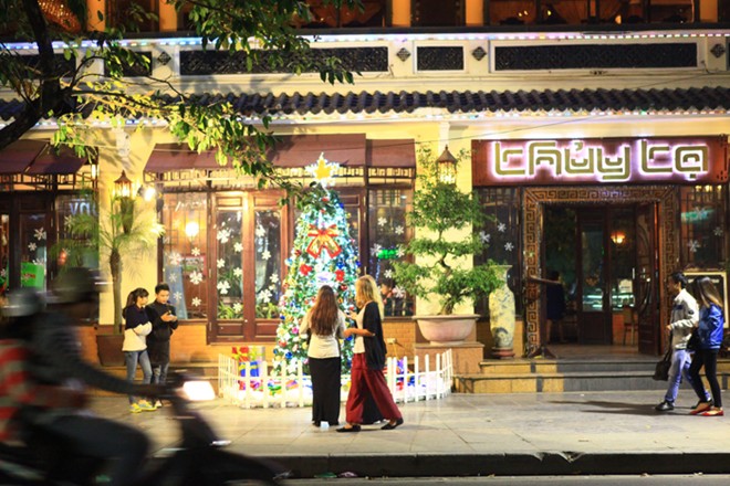 Nếu có dự định đi chụp ảnh Noel ở Hà Nội, nhà hàng Thủy Tạ sẽ là một lựa chọn hấp dẫn