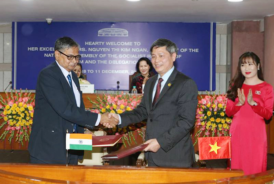 Chủ tịch Quốc hội Nguyễn Thị Kim Ngân chứng kiến đại diện Việt Nam và Ấn Độ ký kết Hiệp định về sử dụng năng lượng nguyên tử vì mục đích hòa bình.