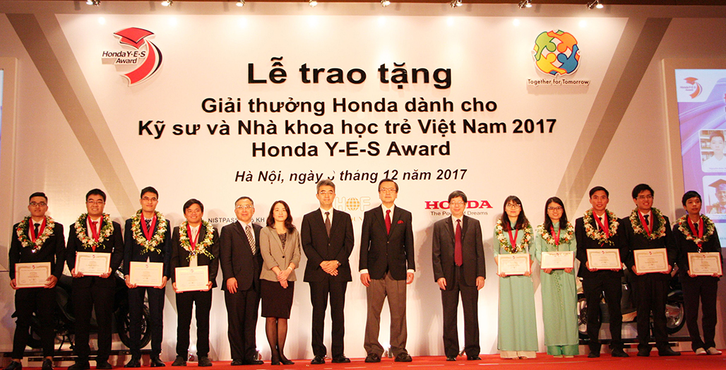 10 sinh viên nhận xuất sắc nhận giải thưởng