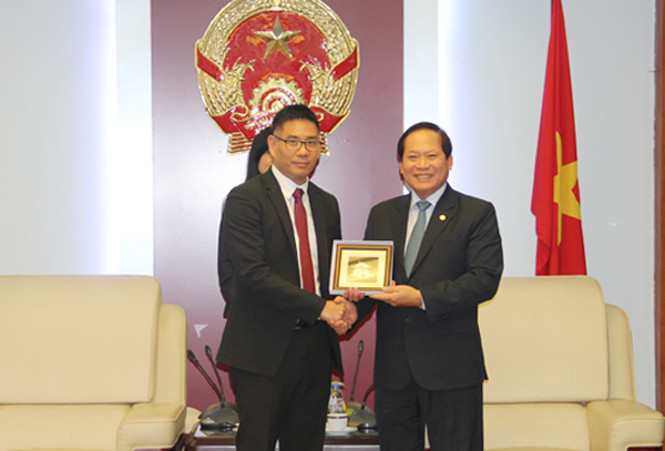 Bộ trưởng Bộ TT&TT Trương Minh Tuấn tiếp ông Damian Yeo. Ảnh Xuân Lộc/MIC