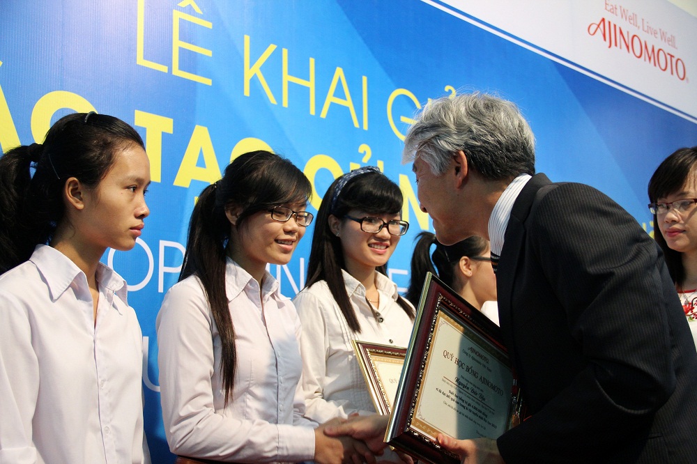 Lãnh đạo Công ty Ajinomoto Việt Nam tặng quà cho các tân sinh viên