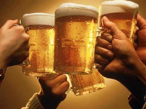 Uống bia là một sai lầm trong ăn uống dẫn đến tinh trùng bị rối loạn