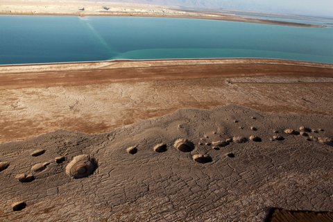 Tin khoa học về số lượng hố sụt xuất hiện trên vùng Biển Chết