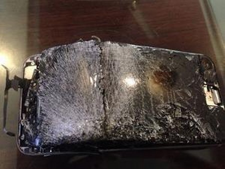 Mặt trước chiếc iPhone 6 bị phát nổ của anh Kishan Yadav 