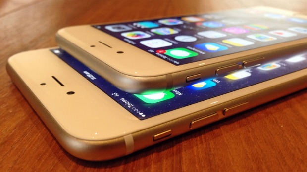 Iphone 6 Plus màn hình 5.5 inch đặt dưới chiếc Iphone 6 4,7 inch của Apple