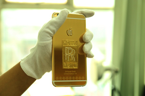 Iphone 6 plus được đính 115 viên kim cương với trị giá hơn 200 triệu đồng.