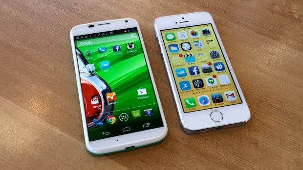Tại Việt Nam hiện nay, iPhone 6 có giá khoảng 18 triệu đồng, Galaxy S5 có giả khoảng 13 triệu