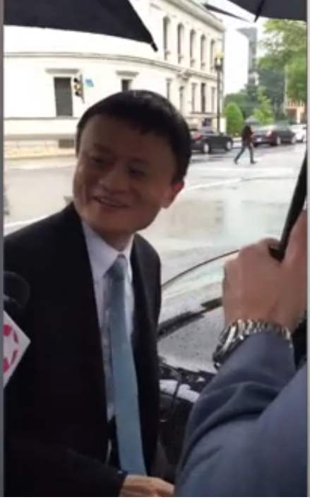 Tỷ phú Jack Ma khi rời Nhà Trắng sau cuộc gặp bí mật với Tổng thống Obama. Ảnh: Washington Post