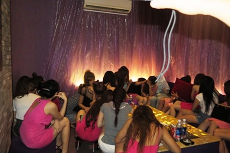 Các nữ tiếp viên bị bắt quả tang trong quán karaoke trá hình tại Tp.HCM