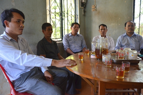 Lãnh đạo xã Bình Châu đến chia buồn và động viên gia đình ngư dân Trương Văn Bảy