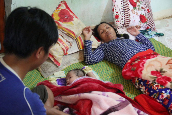 Vợ ngư dân Trương Văn Bảy ngất lên ngất xuống khi hay tin dữ từ Trường Sa