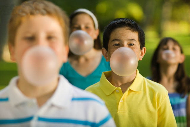 Kẹo cao su có nguy cơ gây hại cho trẻ nhỏ