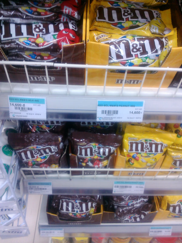Kẹo chocola M&M có nguy cơ gây dị ứng bán tràn lan tại Việt Nam