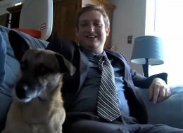 Ryan Uhler bị sa thải vì đăng tải dòng trạng thái muốn kết hôn với con chó của mình trên Facebook. Ảnh Mirror