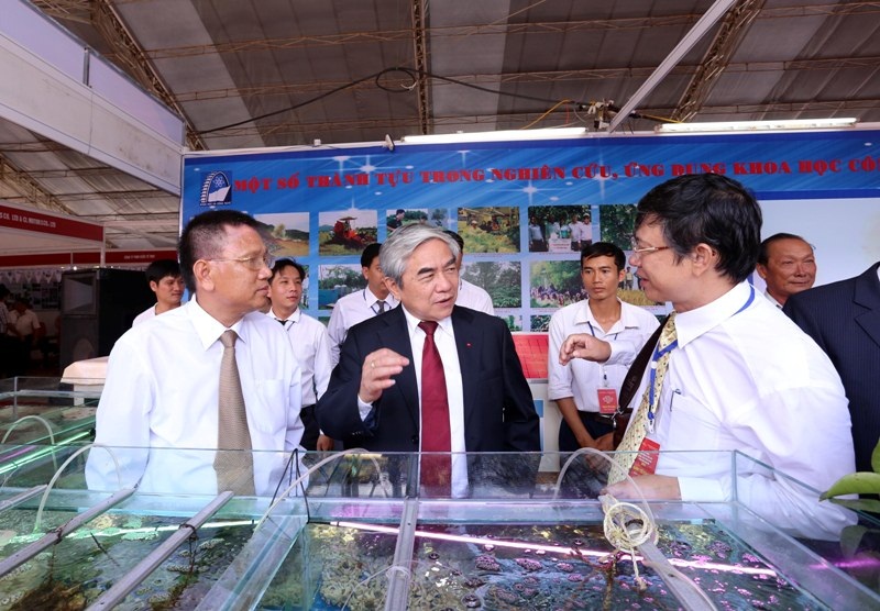 Bộ trưởng Nguyễn Quân đi thăm các gian hàng trong trình diễn kết nối cung cầu
